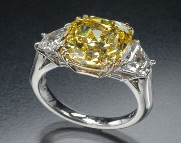 Chiếc nhẫn kim cương do hãng Tiffany sản xuất thu hút người mua bởi vẻ đẹp kỳ lạ của nó. Màu vàng của chiếc nhẫn khiến nó khác biệt hoàn toàn với các loại thông thường. Tiffany bán viên kim cương Novo Yellow với giá 1,35 triệu USD. Viên kim cương nặng 25,27 carat và được nạm vào một chiếc nhẫn pha giữa vàng và vàng trắng.